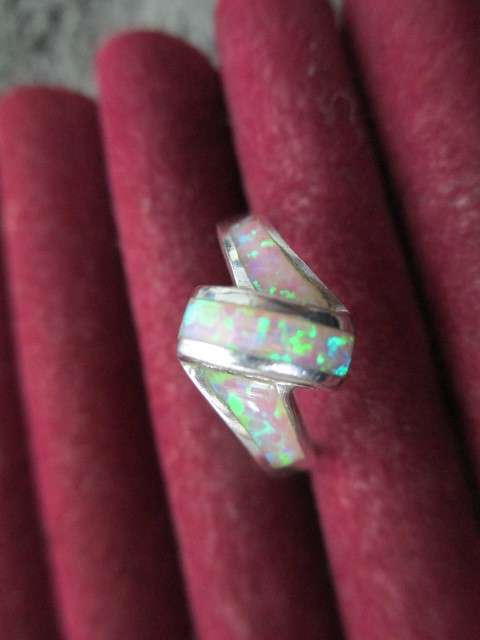 VINTAGE SOLID STERLING SILVER RING SET WITH  OPAL